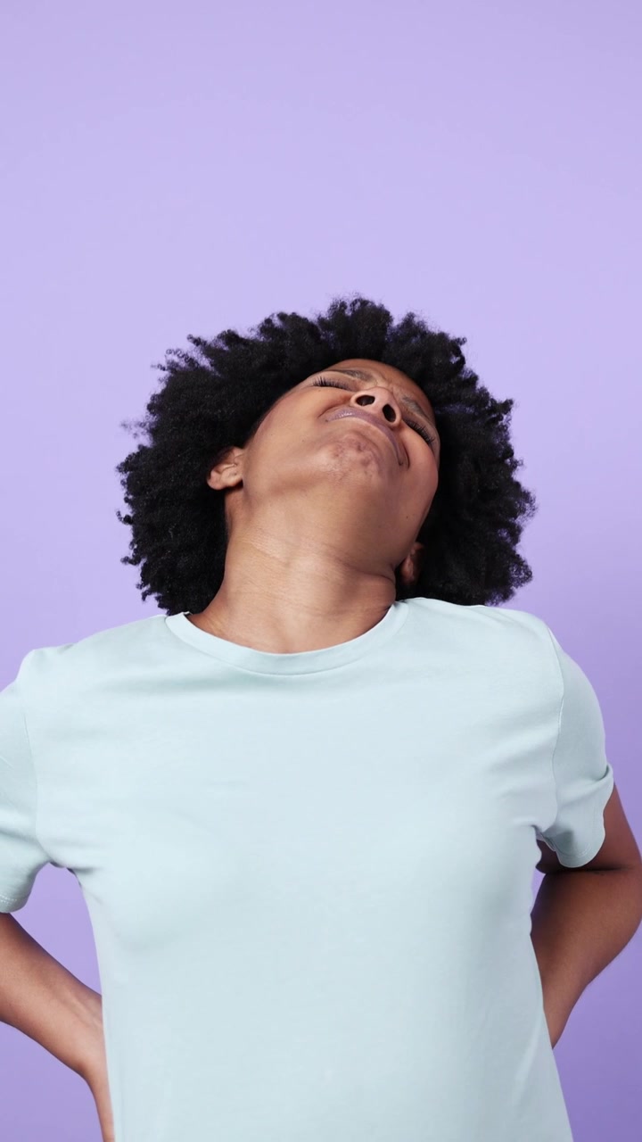 Giovane donna afroamericana che soffre di mal di schiena