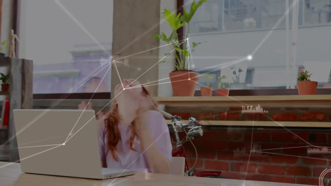 анимация обработки данных над кавказской деловой женщиной с помощью ноутбука