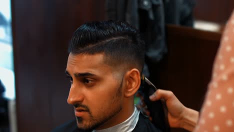 Hombre-Atractivo-En-La-Barbería