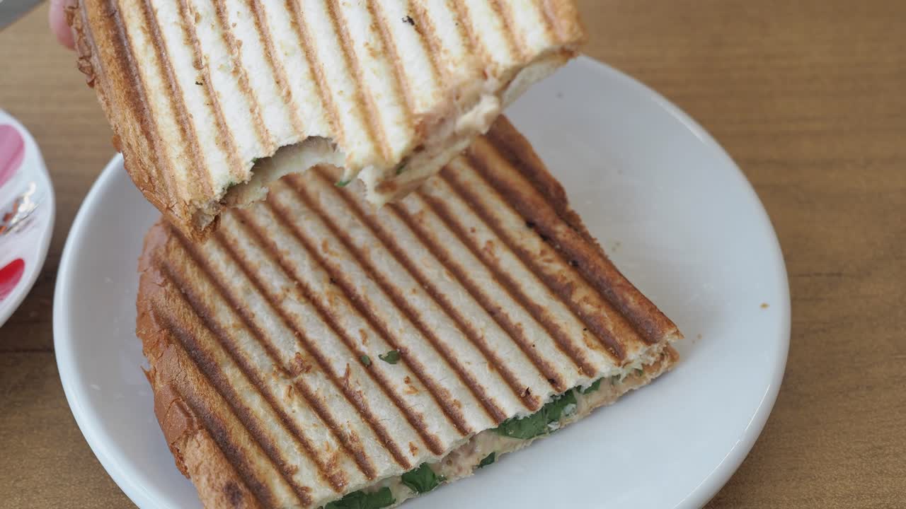 손으로 그릴 어리 샌드위치를 들고