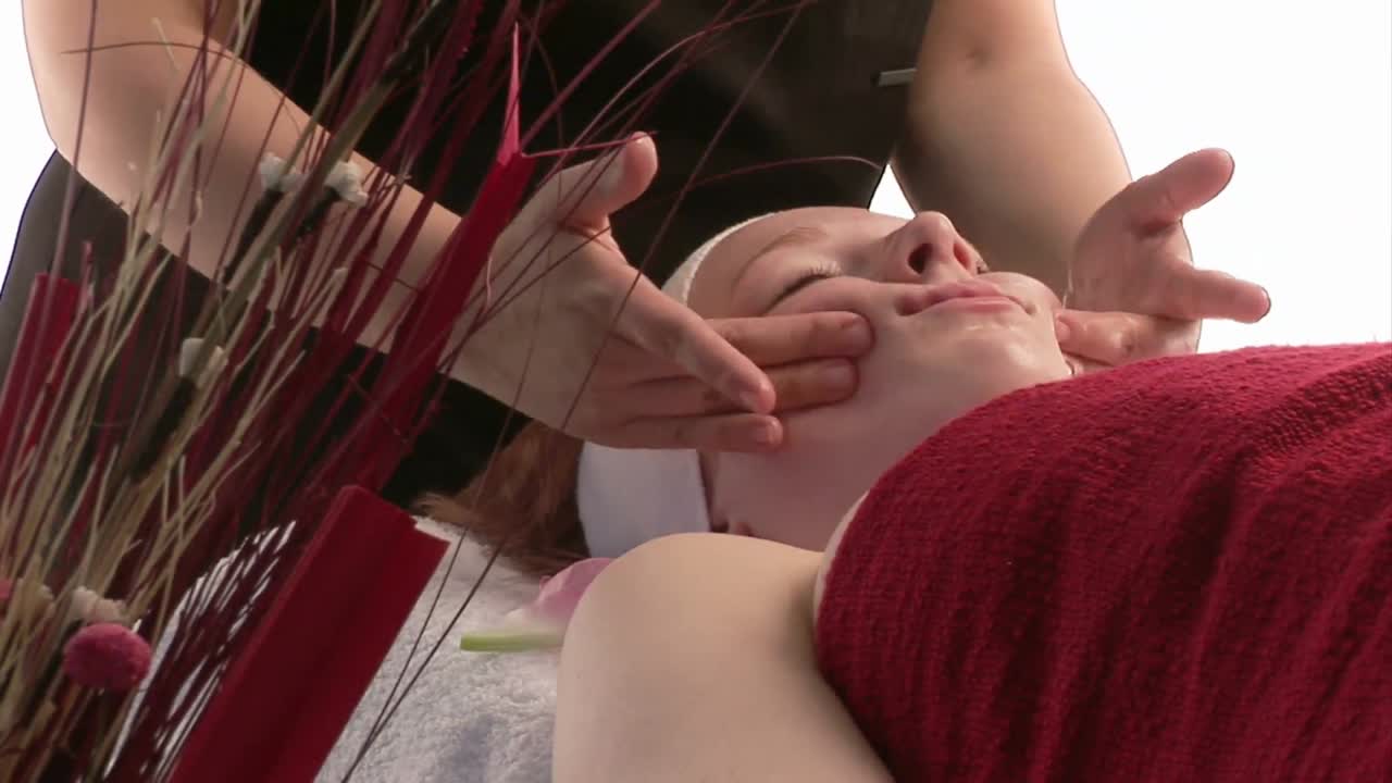 una mujer recibiendo un masaje facial