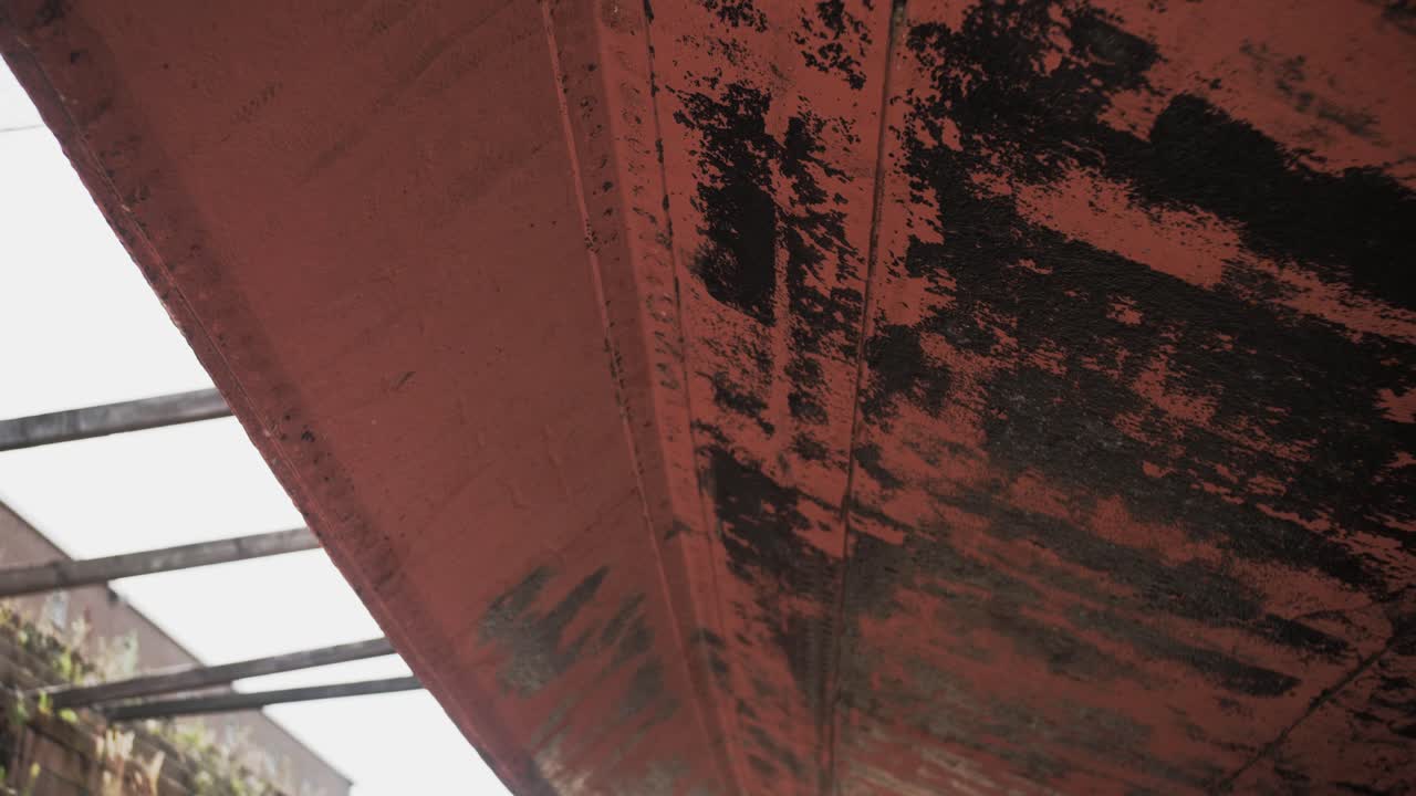 드라이 도크에 있는 크고 오래된 배 아래의 슬로우 모션 돌리