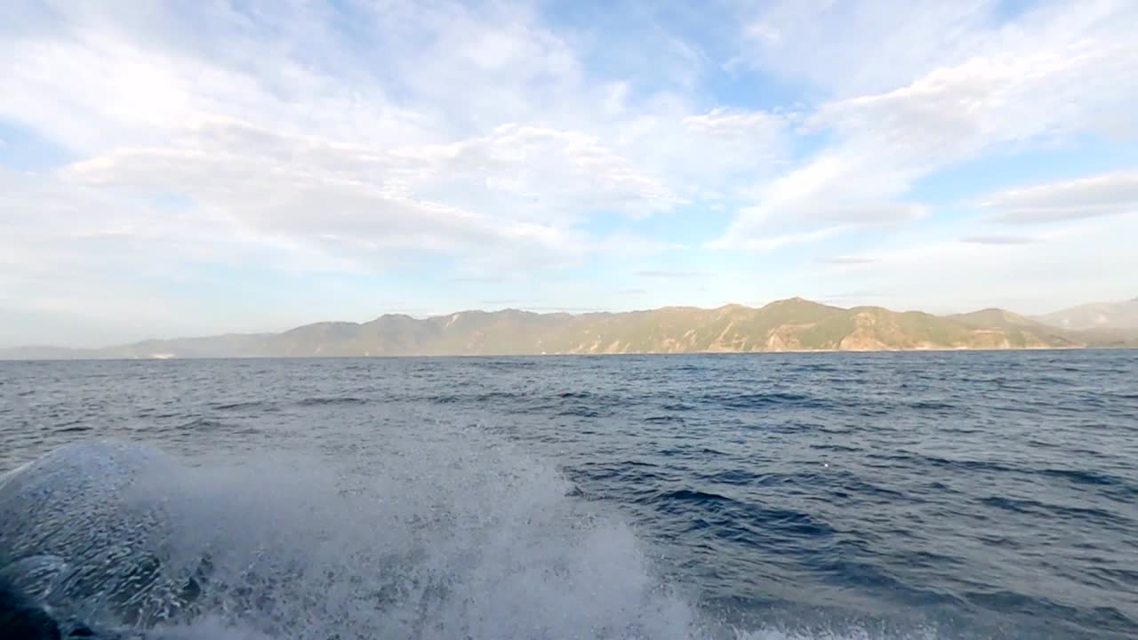 바다를 항해하는 배는 뱃머리를 일으키며 인상적인 비용을 볼 수 있습니다.