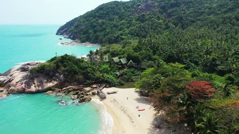 olas espumosas que bañan la costa de arena blanca de una isla tropical, tailandia