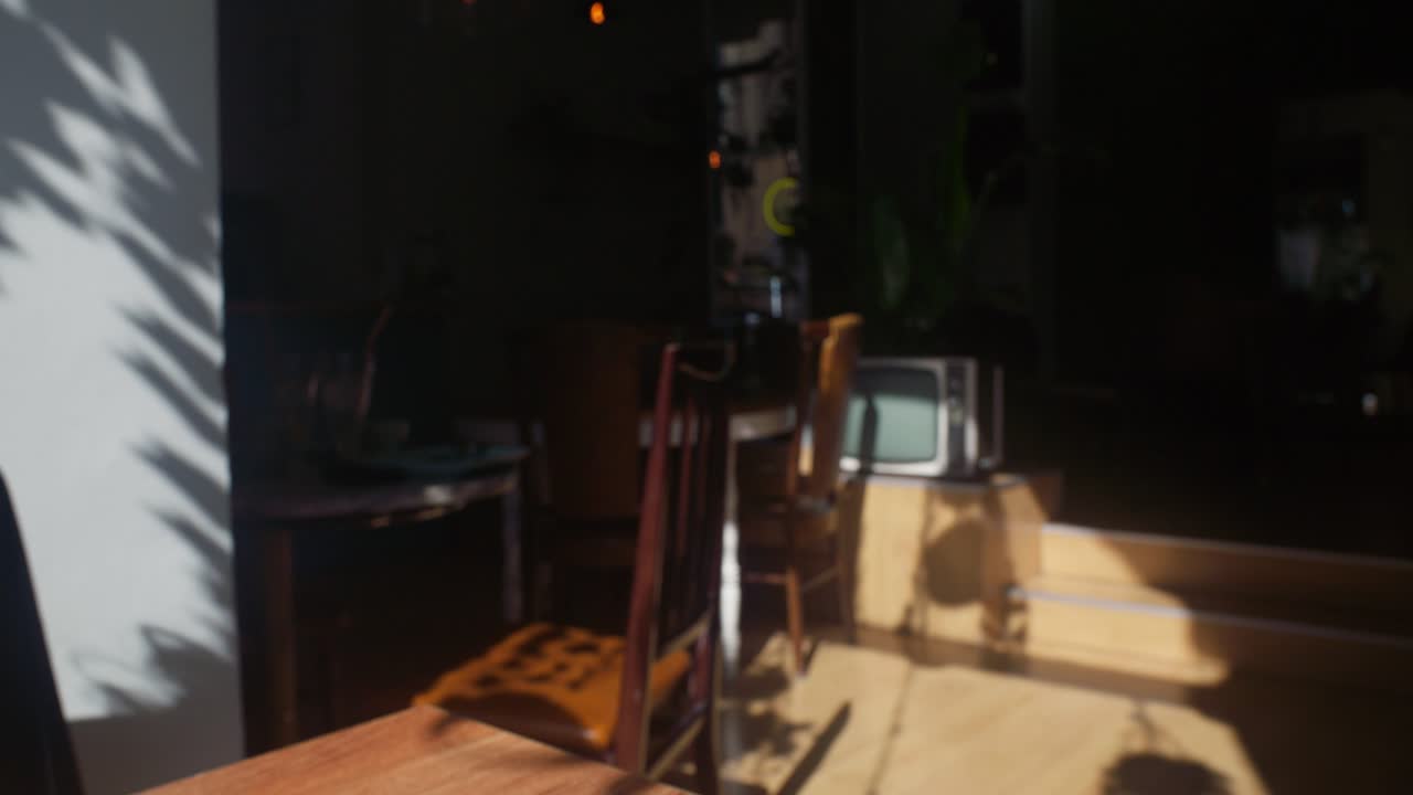Mano colocando y recogiendo un vaso de zumo de naranja