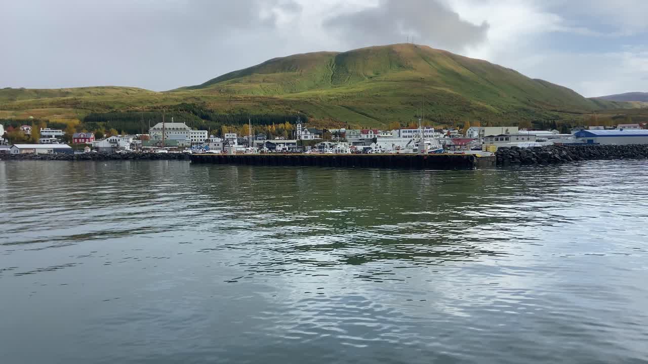 흐린 날 에 아이슬란드 의 후사비크 항구 에 들어오는 배