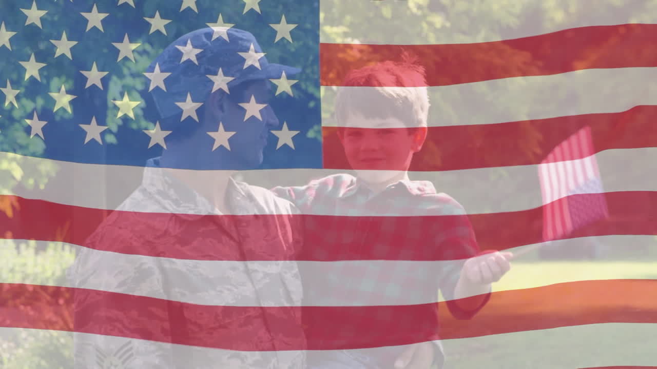 미국 발을 들고 있는 아들과 대화하는 백인 군인