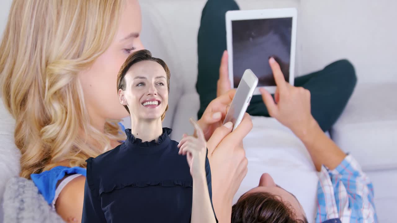 animación de una mujer de negocios caucásica sobre una pareja caucásica usando tableta y teléfono inteligente