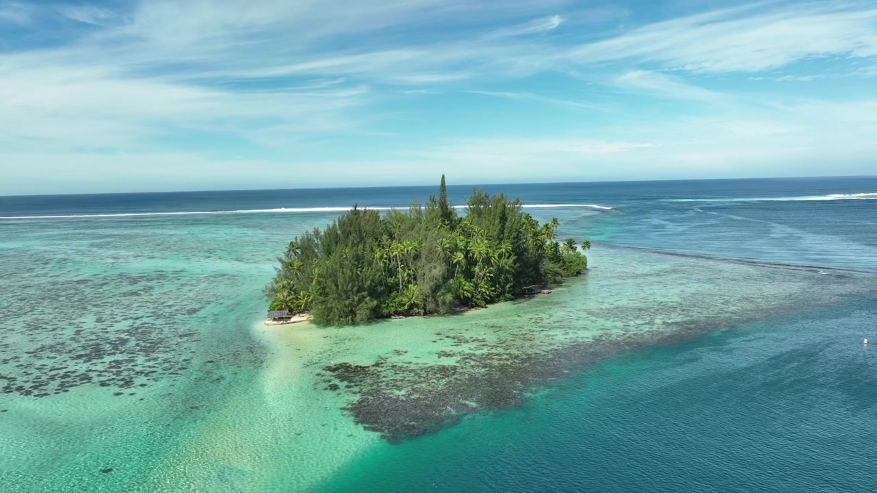 Isola isolata e suggestiva circondata da un oceano blu cristallino e una vegetazione lussureggiante a Tahiti.