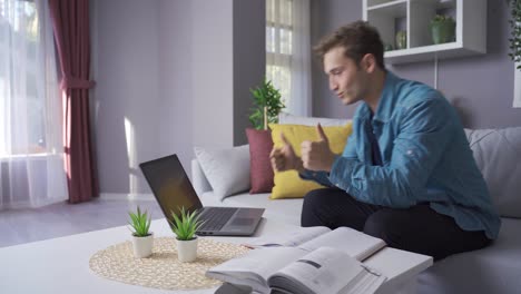 Estudiante-Masculino-Feliz-Mirando-Una-Computadora-Portátil-Y-Libros.