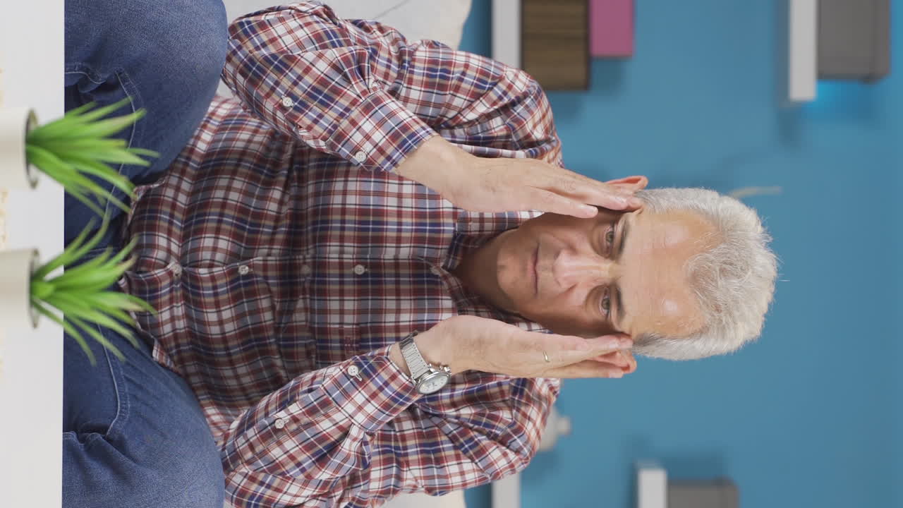 video vertical del hombre que es ofendido por su lenguaje.