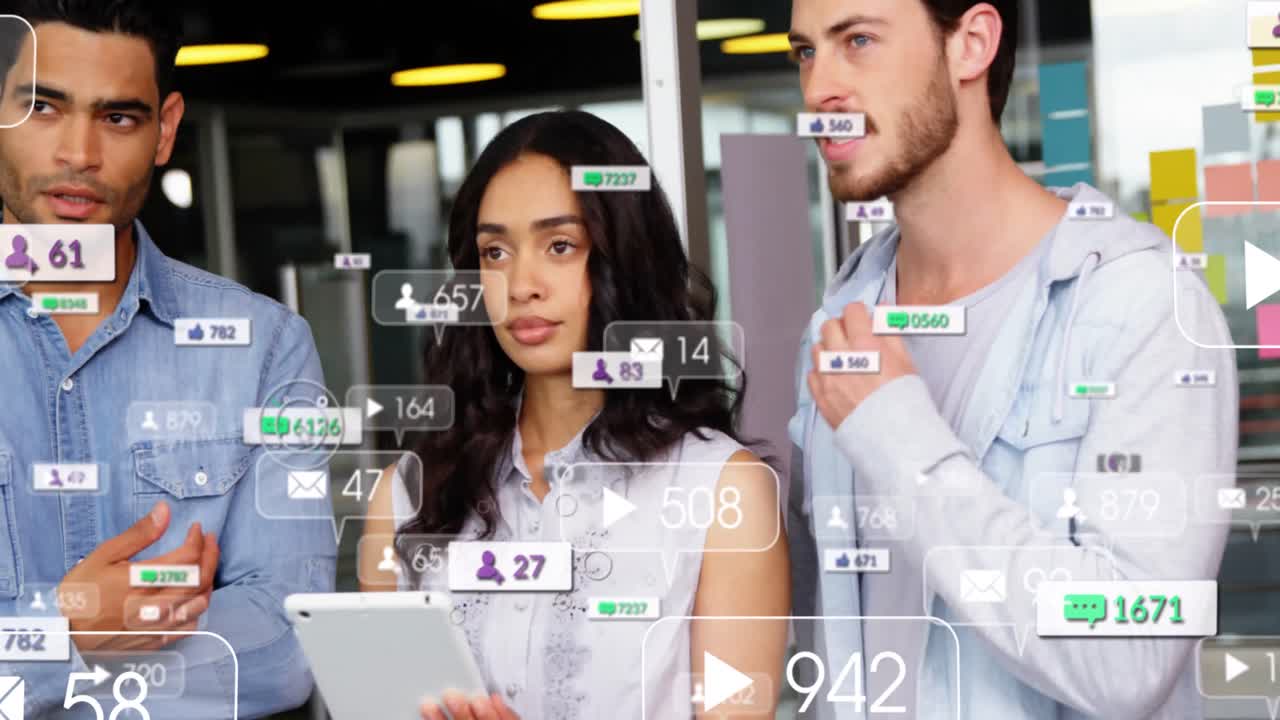 animación de iconos y números de notificación sobre diversos compañeros de trabajo compartiendo ideas en la oficina.