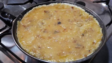 Home-cooking-traditional-spanish-omelette,-tortilla,-recipe