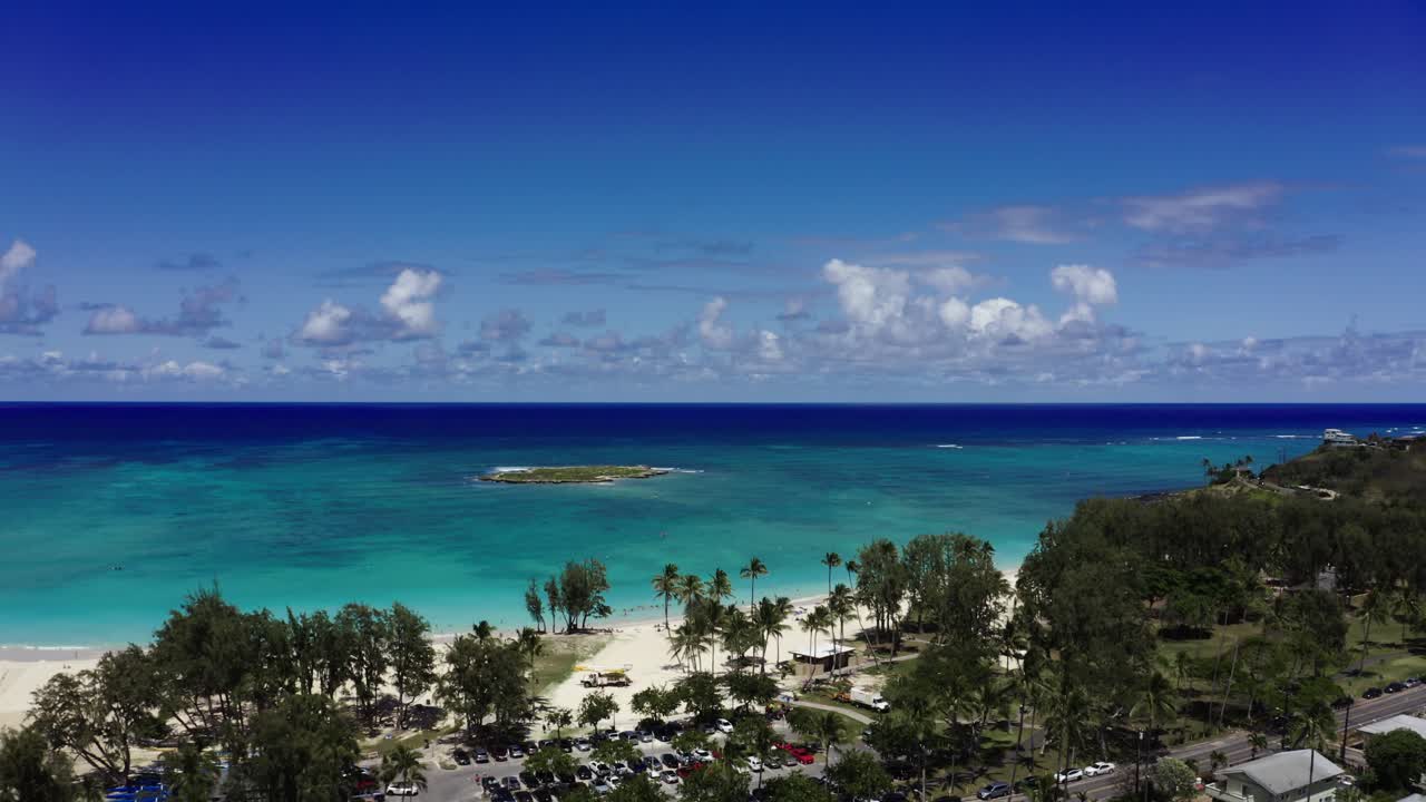 카일루아 해변을 가로지르는 하와이의 푸른 해안 해수면의 드론 촬영