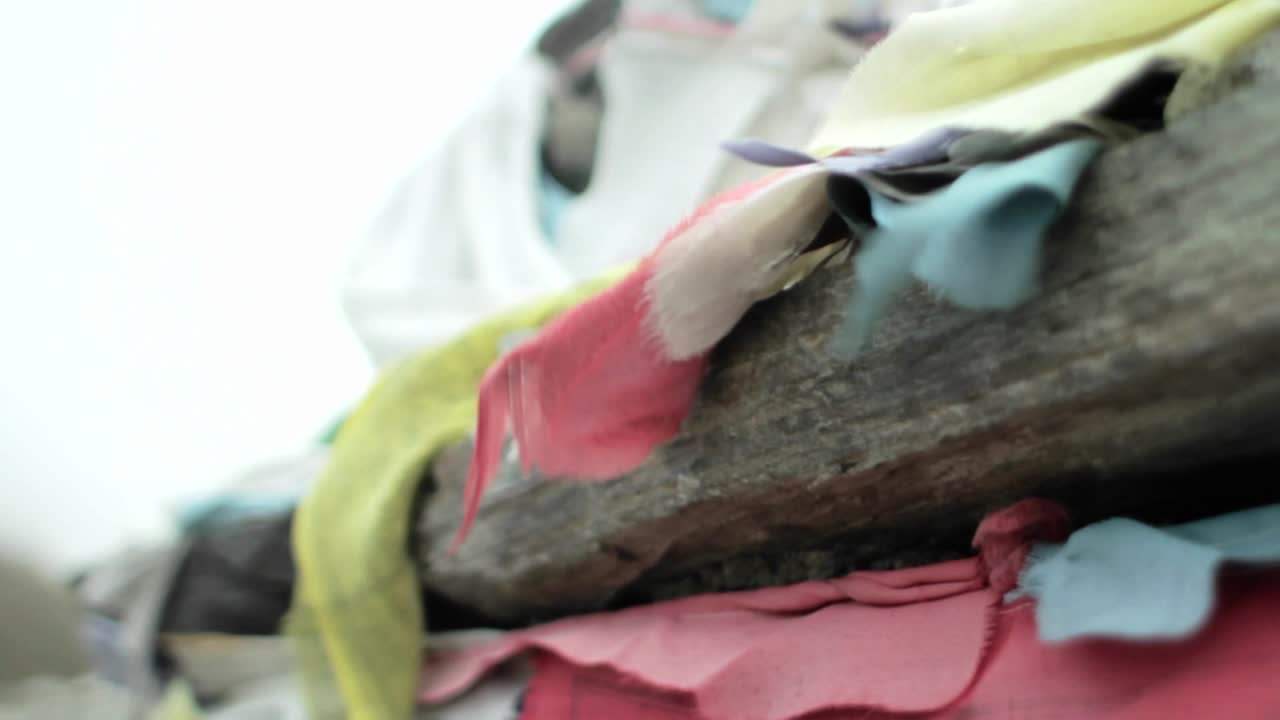 chorten에 기도 깃발의 근접 촬영