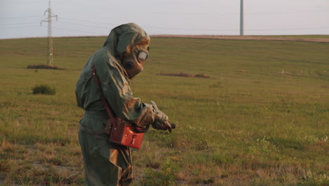 Persona-Con-Traje-Protector-Y-Máscara-De-Gas-Mide-Y-Recopila-Datos-Sobre-El-área-Contaminada