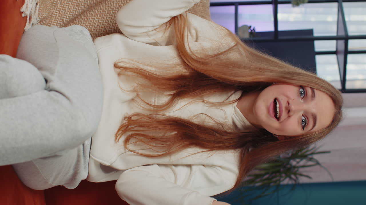 젊은 여성 소녀는 왜, 실패의 어떤 이유를 묻고, 불신을 보여 곤란에 의해 짜증