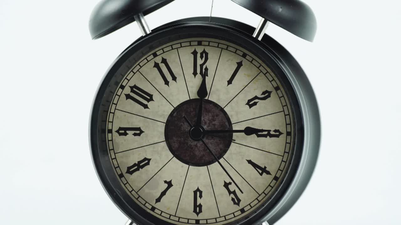 el reloj de alarma negro muestra la hora 12:37 minutos.