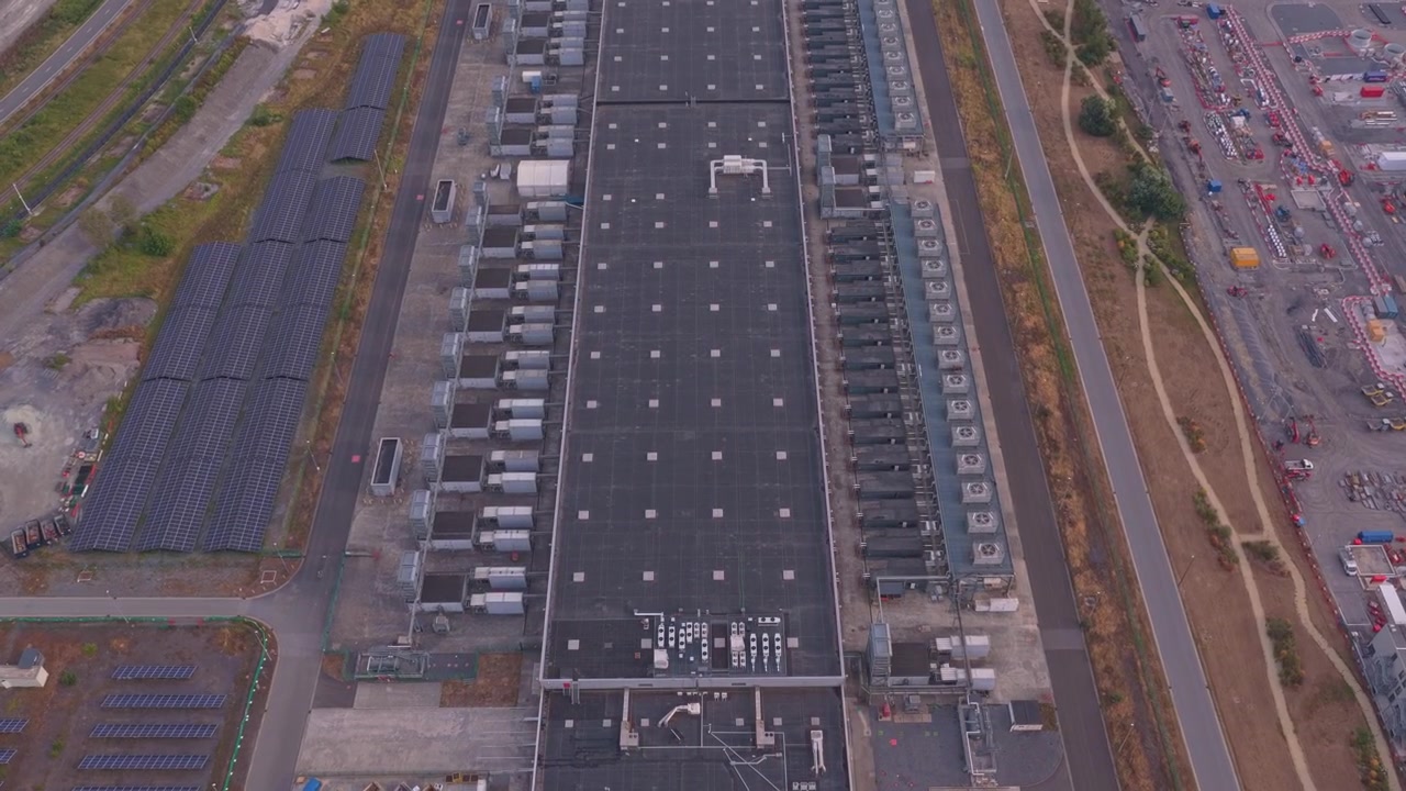 Luftfoto af stort industrielt datacenteranlæg