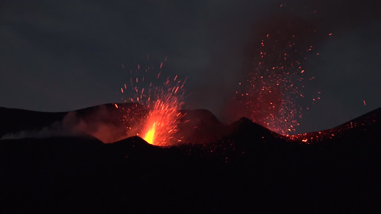 Il vulcano di Capo Verde erutta di notte in modo spettacolare sull'isola di Capo Verde al largo della costa dell'Africa 8.