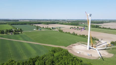 sitio de construcción con piezas de repuesto de la turbina eólica, vista aérea de drones