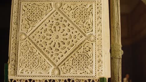 Decorate's-wall-in-palace-with-islamic's-patterns