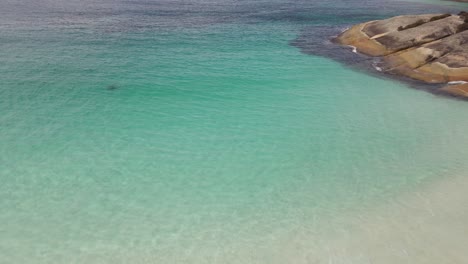 Antena-De-Drones-Moviéndose-Hacia-Atrás-Mostrando-Una-Pequeña-Playa-En-Australia-Occidental