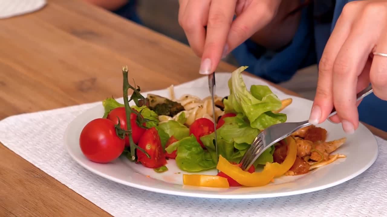 mujer comiendo ensalada en la cena