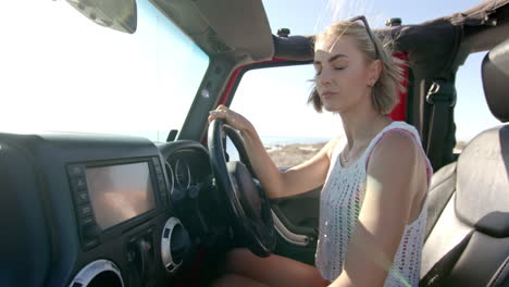 Una-Joven-Caucásica-Disfruta-De-Un-Paseo-Soleado-En-Un-Convertible-En-Un-Viaje-Por-Carretera