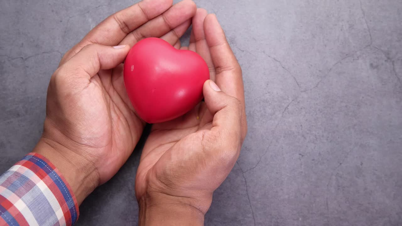 Manos que sostienen un corazón