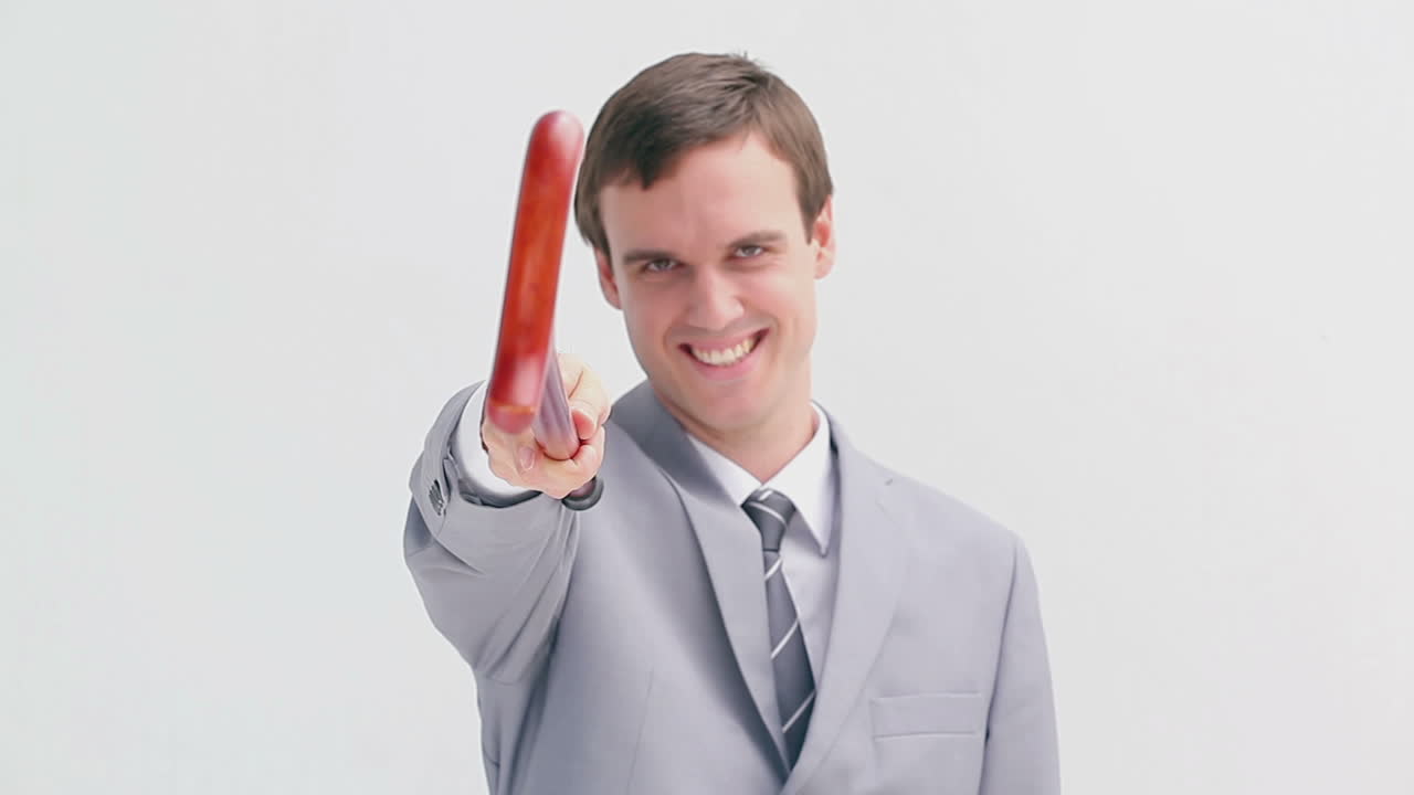 빨간색 기 지이 를 들고 있는 사업가