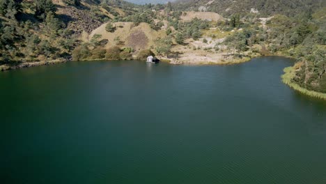 Briseis-Hole-with-floating-lake-sauna-on-a-summer-sunny-day-at-Derby,-Tasmania,-Australia