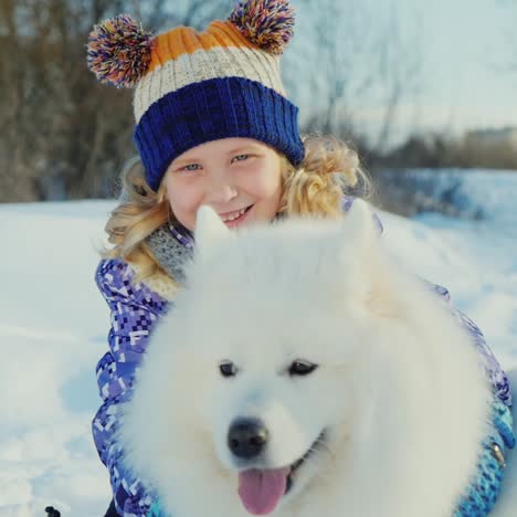 Mädchen-5-Jahre-Alt-Mit-Einem-Großen-Weißen-Flauschigen-Hund