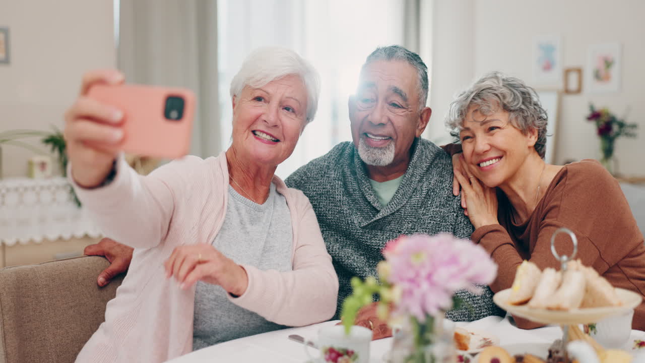 시니어 여성, 남성 및 브런치에서 셀카
