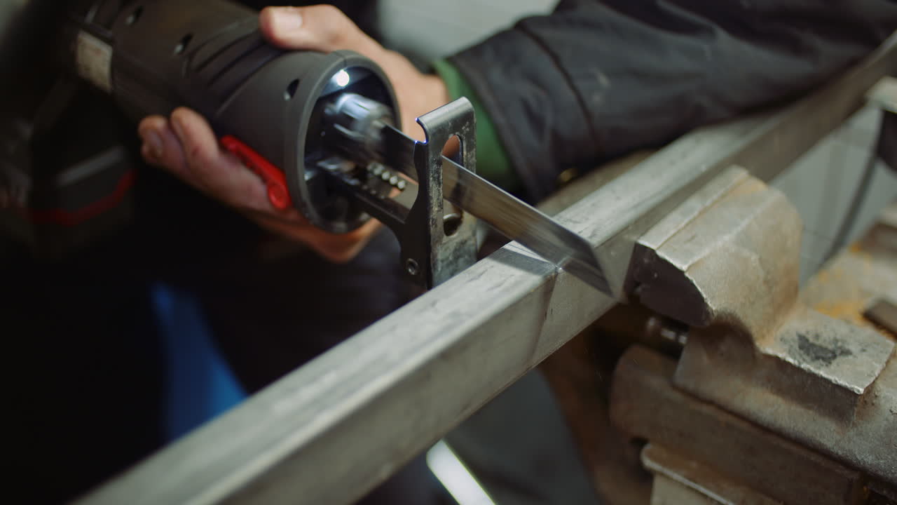 전기 쇠톱이 있는 산업 노동자 금속 부품 8