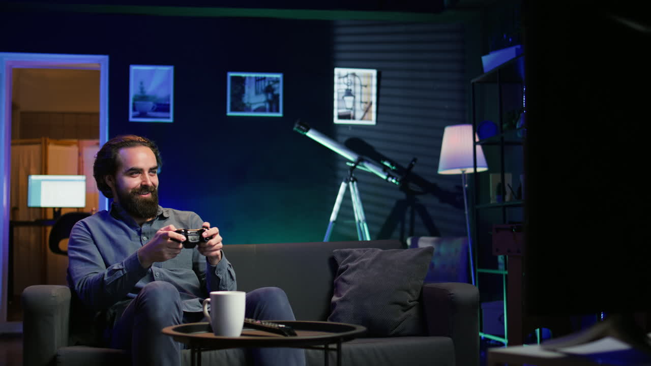 집에서 게임하고 여가 시간을 즐기는 행복한 게이머