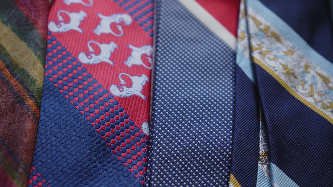 Una presentazione cinematografica di accessori da collo retrò mette in mostra una moda senza tempo e uno stile personale. Adatto per temi di abbigliamento maschile, tendenze vintage, selezione del guardaroba ed eleganza classica
