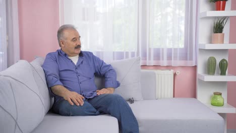 un viejo solitario y triste.