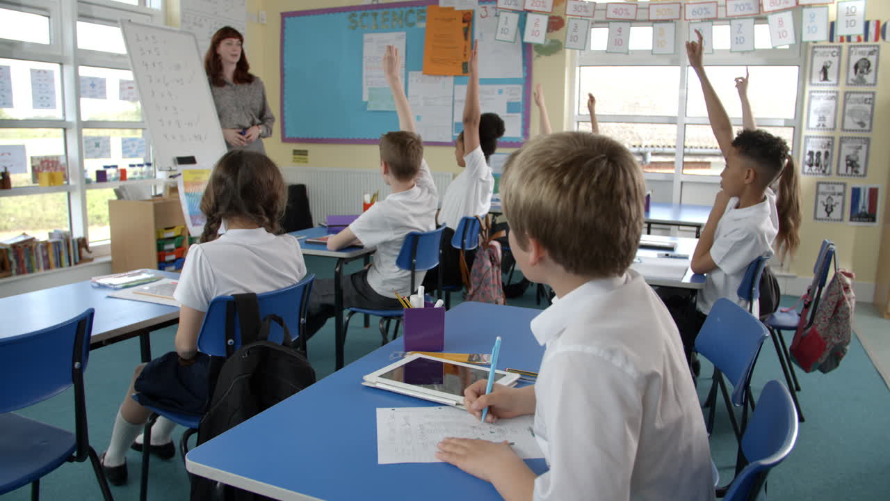 alumnos de la escuela en la clase de matemáticas con el profesor disparado en r3d