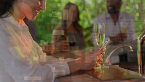 animación del procesamiento de datos estadísticos sobre una mujer caucásica sonriendo mientras usa un teléfono inteligente en un bar