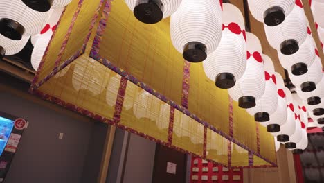 Muchas-Linternas-De-Papel-Japonesas-Que-Iluminan-La-Habitación