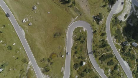 vista aérea de la carretera de montaña en los dolomitas italianos con unos pocos autos conduciendo