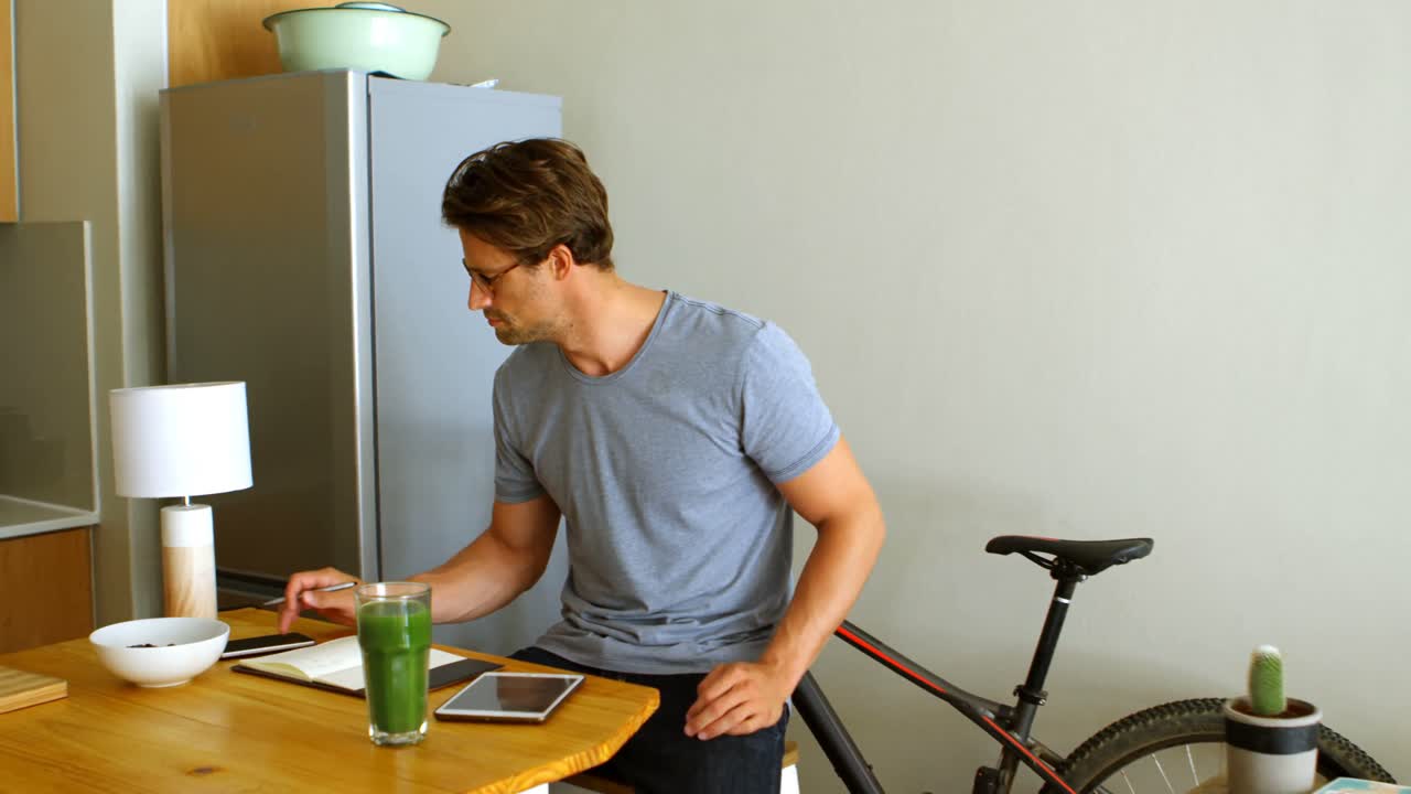 주방 4k에서 블루베리를 먹는 남자