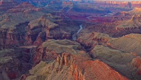 Vista-Aérea-Del-Parque-Nacional-Del-Gran-Cañón-Y-El-Río-Colorado-En-Arizona,-Estados-Unidos