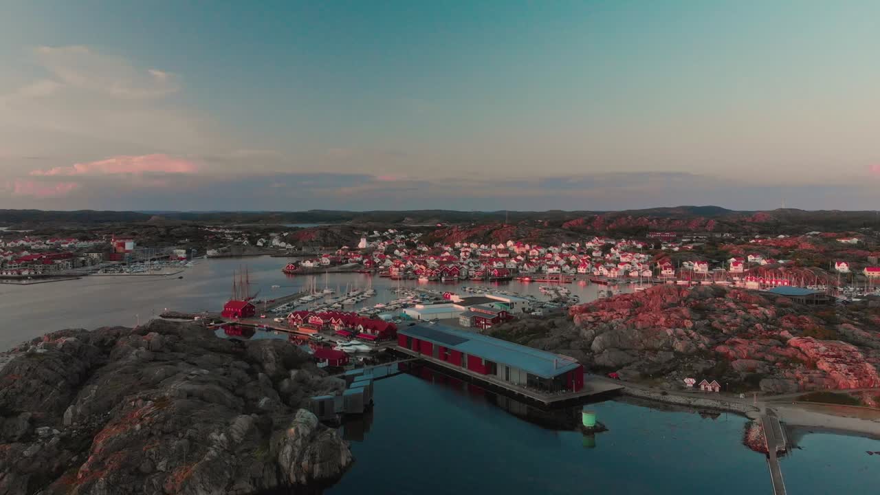 드론이 스카하먼에서 해가 지는 동안 스웨덴 군도 위를 날아갑니다.
