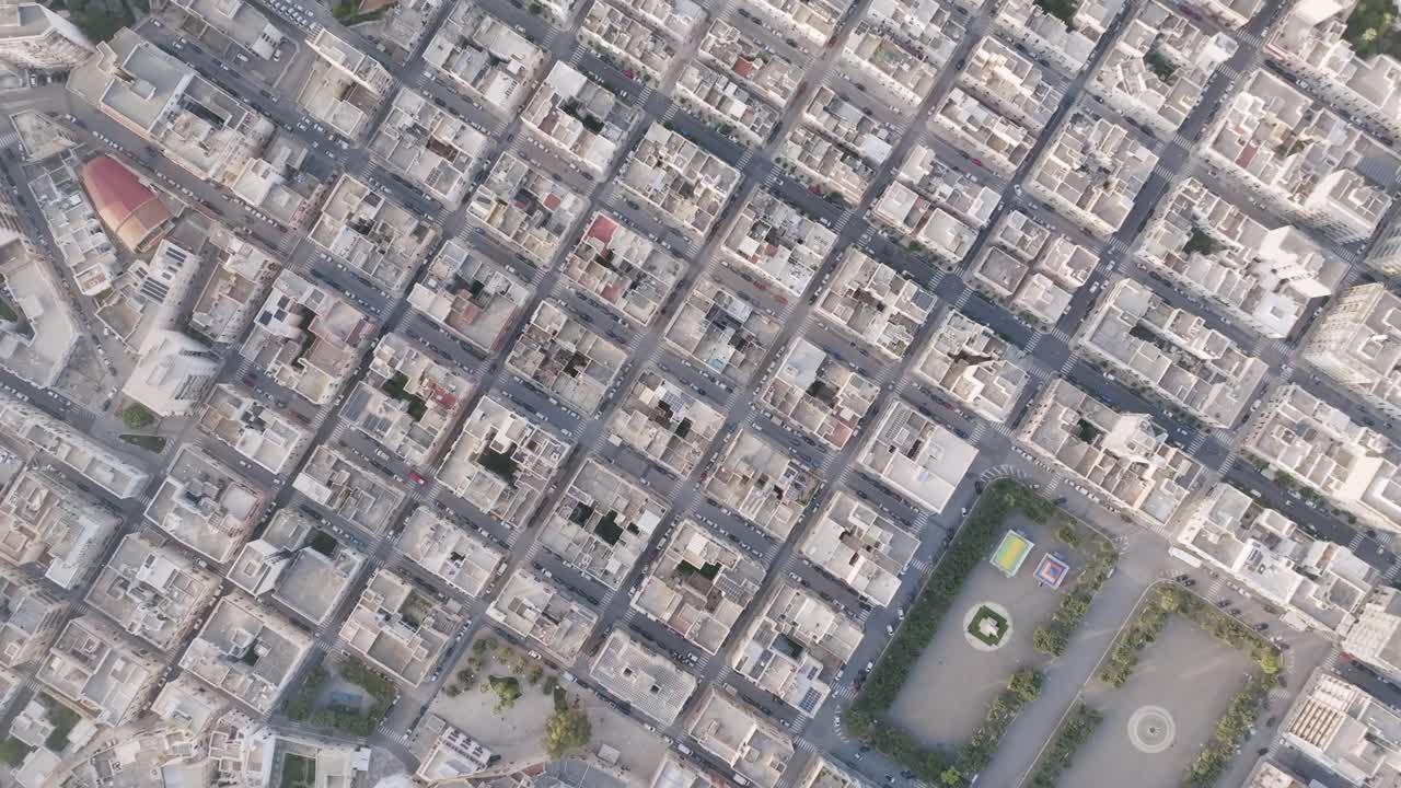 imágenes aéreas giratorias que muestran los edificios del centro de monopoli, italia durante la madrugada