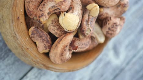 cashews in wooden bowl