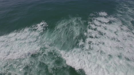 top shot sobre olas en portugal.shot por drone