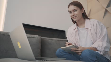 Junge-Frau,-Die-Von-Zu-Hause-Aus-Mit-Einem-Laptop-Lernt