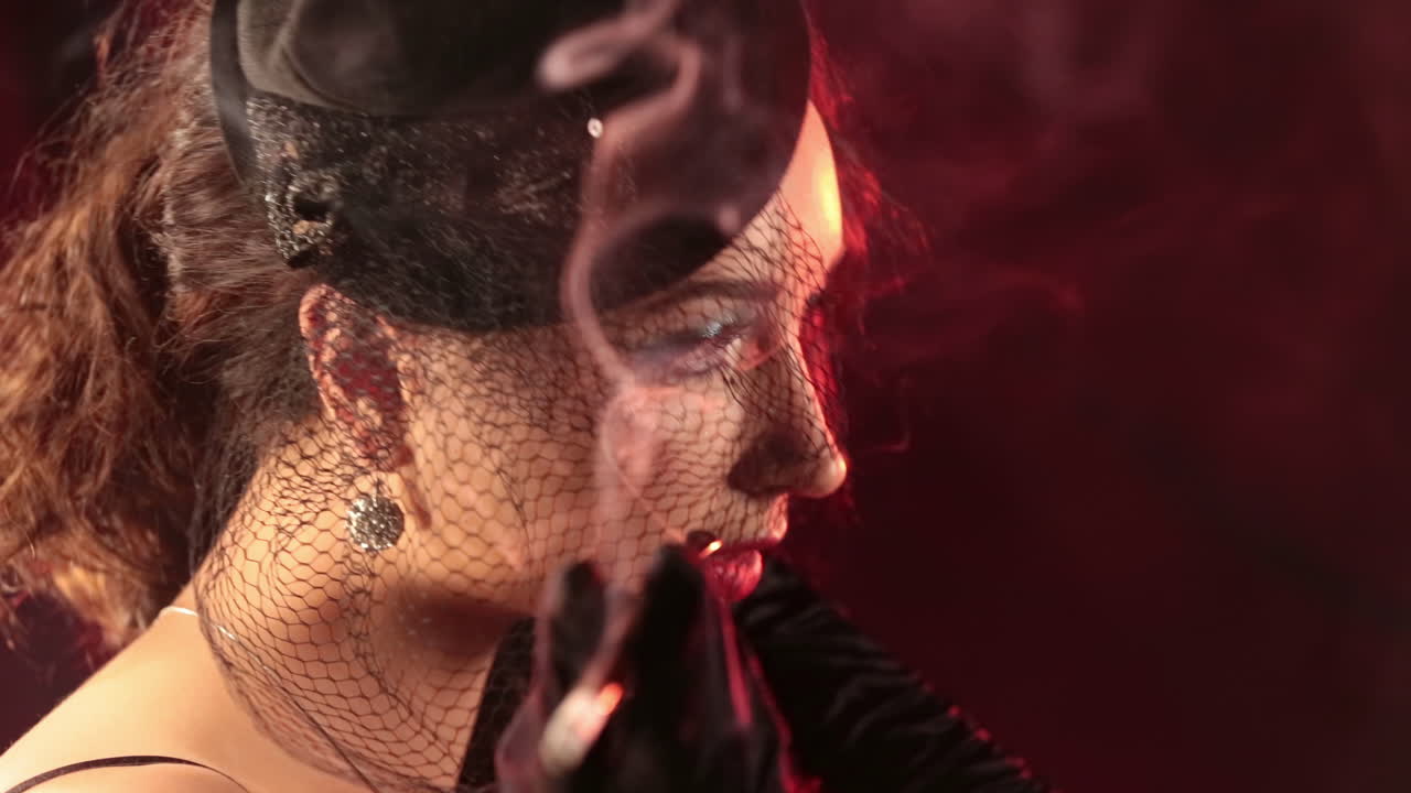 retrato de una mujer fumadora de época